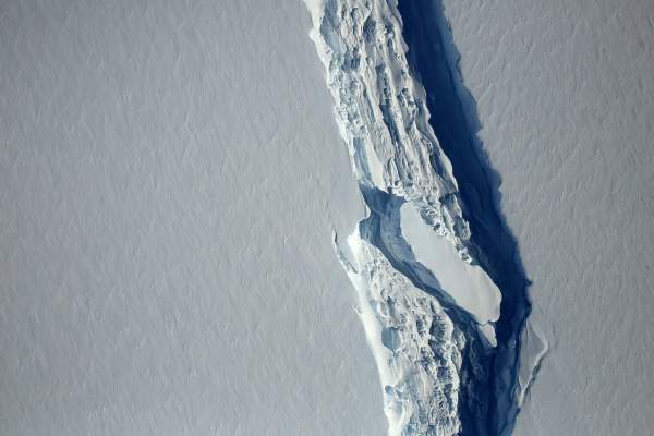 Огромный айсберг наконец откололся от Антарктиды