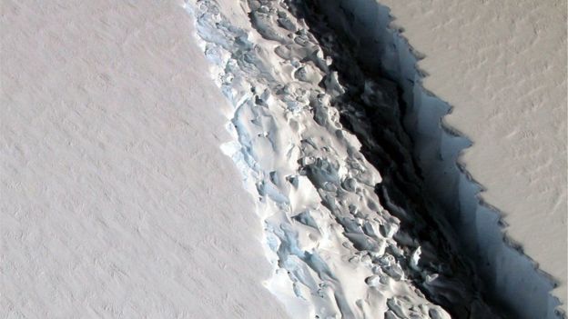 Ледник Ларсена в Антарктиде почти откололся от материка и скоро станет огромным айсбергом