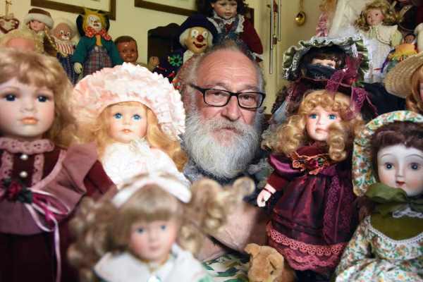 В Британии мужчина увлекся коллекцией кукол, но его семья уверена, что эти куклы преследуют их