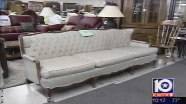 В мебельном магазине Техаса уже 10 лет стоит диван с привидениями