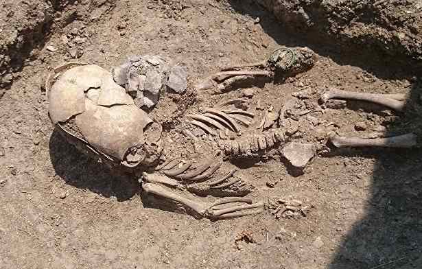 В Крыму нашли древнее захоронение маленького мальчика с сильно вытянутым черепом