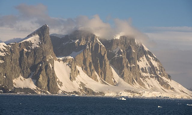 Под льдами Антарктиды обнаружили 91 ранее неизвестный вулкан