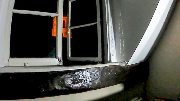Британец снял на видео как невидимка открывает окна в доме