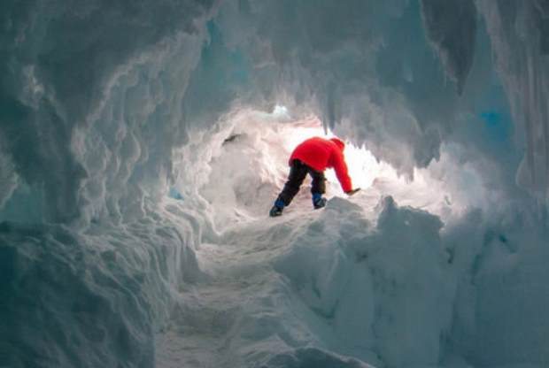 Австралийские учёные заявили, что в теплых пещерах под ледниками Антарктиды процветает жизнь