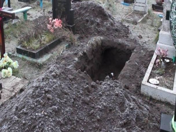На Украине женщину оштрафовали за раскапывание могилы деда ради обряда