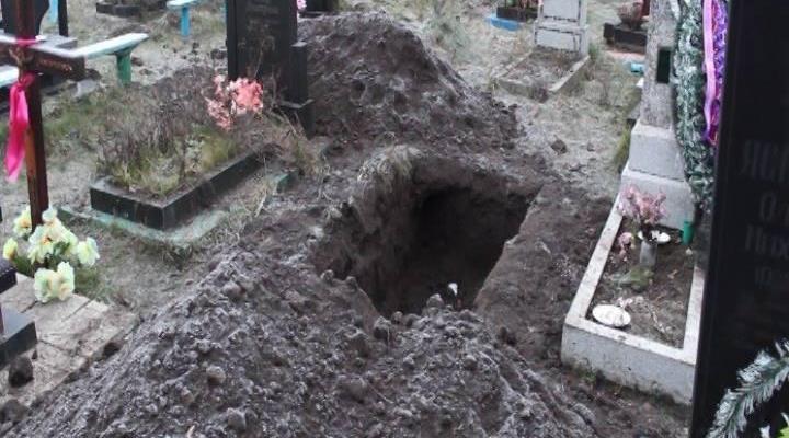 На Украине женщину оштрафовали за раскапывание могилы деда ради обряда 