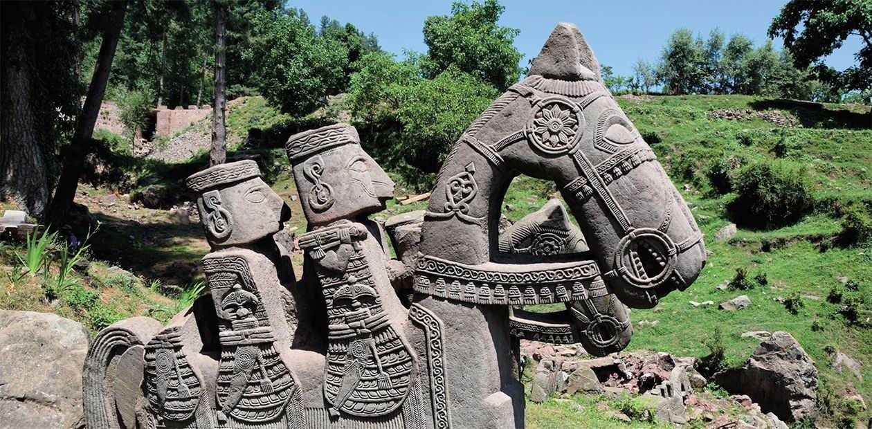 В Гималаях нашли ритуальные комплексы с необычными каменными всадниками 