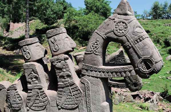 В Гималаях нашли ритуальные комплексы с необычными каменными всадниками