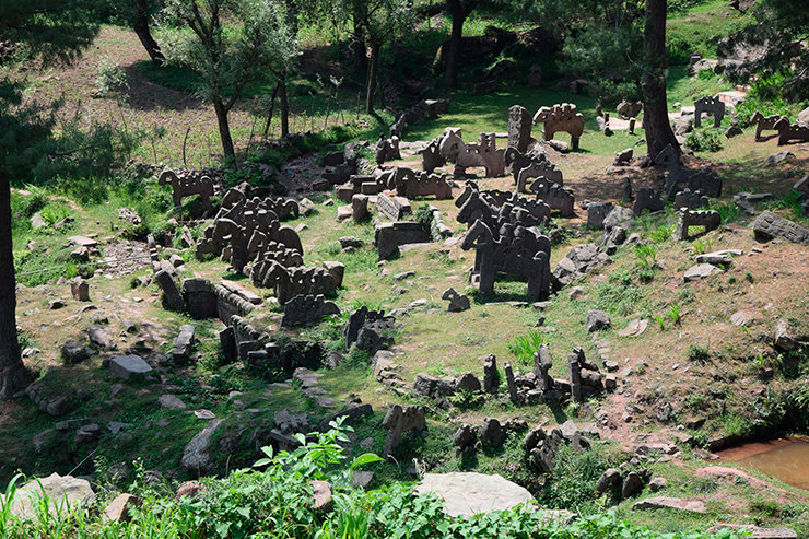 В Гималаях нашли ритуальные комплексы с необычными каменными всадниками 