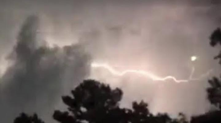 В штате Делавэр на видео попал момент когда молния ударила в шар-НЛО 
