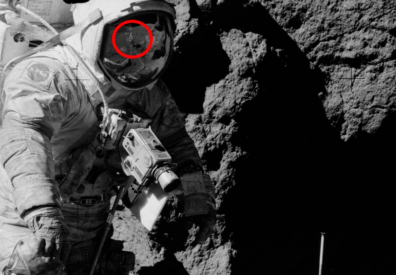 На старом фото миссии Аполлон 17 с Луны найдено изображение человека без скафандра 