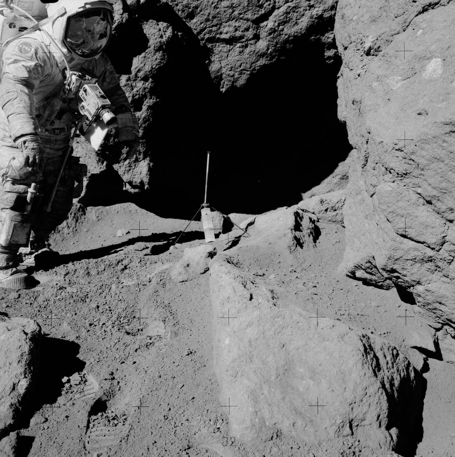 На старом фото миссии Аполлон 17 с Луны найдено изображение человека без скафандра 