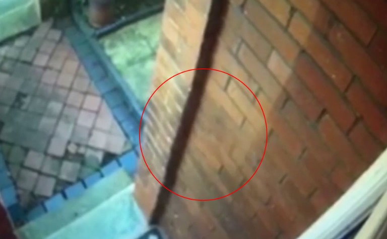 Женщина посмотрела видео с камеры наблюдения и обнаружила, что в ее дом стучалась... тень 