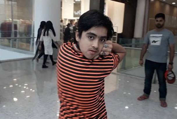 Пакистанский мальчик невероятным образом может выворачивать голову назад как сова