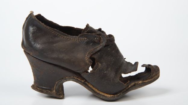 Всего сто лет назад британцы прятали в стенах своих домов обувь, чтобы уберечься от зла 