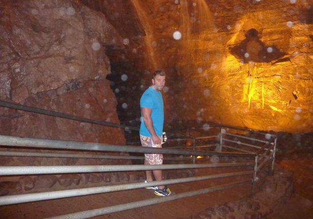 В пещере Ноттингема засняли "фигуру призрака с фонарем" 