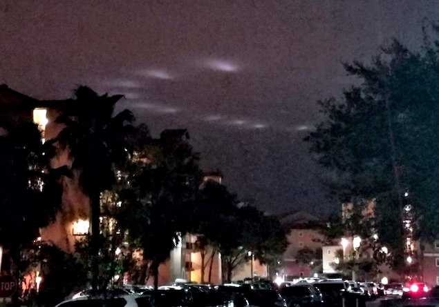 Необычные огни в ночном небе Орландо, штат Флорида 