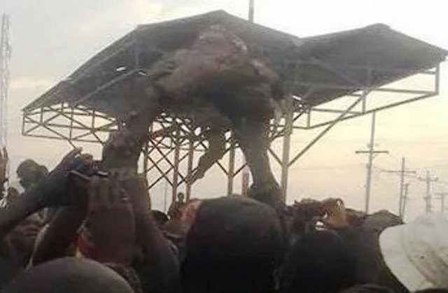 В Кении шаман извлек из-под моста двух странных существ, которых обвинили в гибели 12 человек 