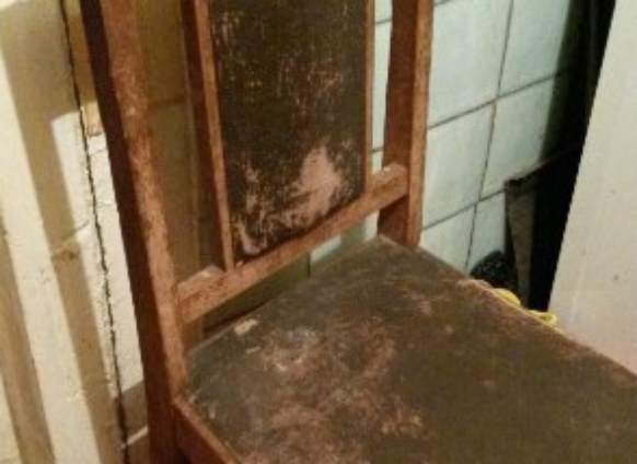 В Астрахани старый стул начал двигаться сам по себе и пугать жильцов квартиры