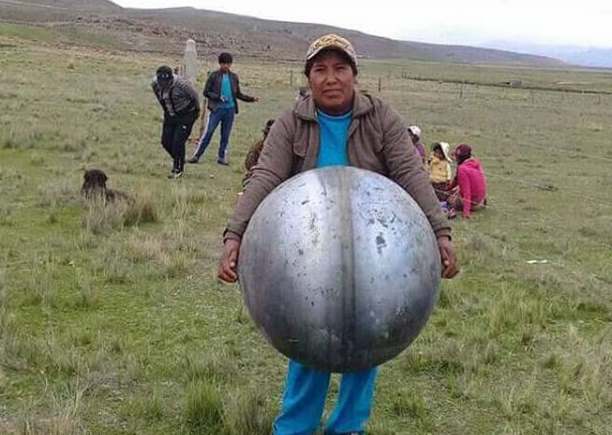 В Перу с неба упали металлические шары с русскими надписями