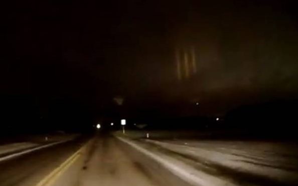 Необычное явление в виде трех ночных столбов света заснял водитель из Огайо