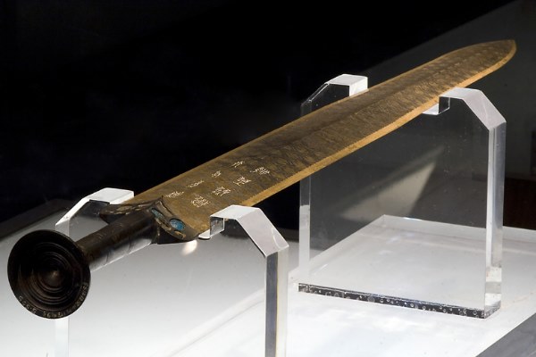 2,5-тысячелетний меч Гоуцзяня: Чрезвычайно острый и без малейших следов ржавчины