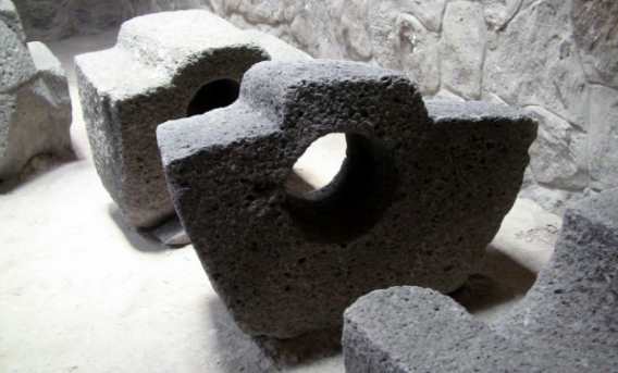 Каменные детали странного конструктора доинкской цивилизации Вари