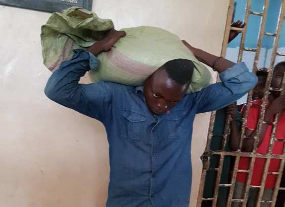 В Танзании вор, укравший мешок с кукурузой, подвергся проклятию и не смог снять мешок с плеч