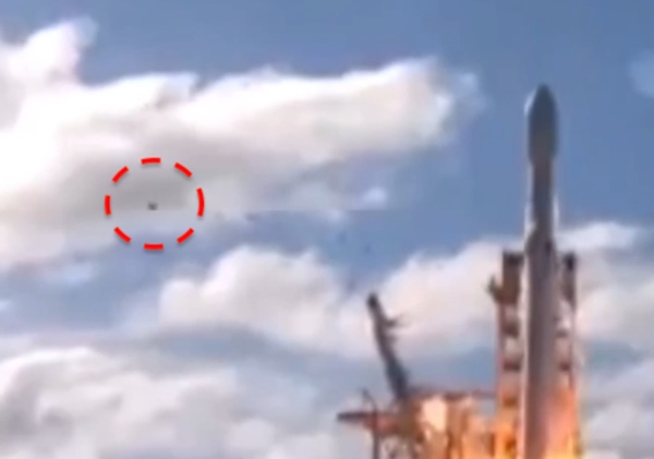 Во время запуска ракеты Falcon 9 на камеру попал быстро пролетевший НЛО