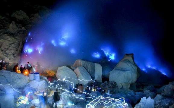 Удивительный светящийся синим пламенем вулкан в Индонезии привлекает сотни туристов
