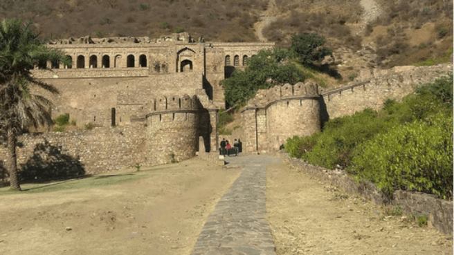 Призраки и мистические легенды заброшенного форта Бхангар