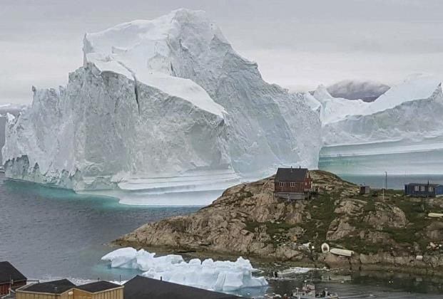 Из-за огромного айсберга в Гренландии эвакуировали поселок, но спутник нашел еще несколько подобных айсбергов
