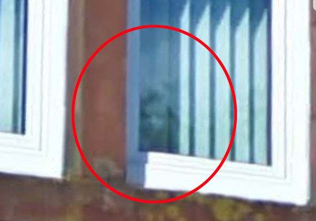 В окне квартиры с полтергейстом засняли жутковатое лицо