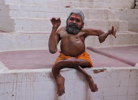 Индийца с изогнутыми конечностями почитают и уважают как реинкарнацию древнего священослужителя