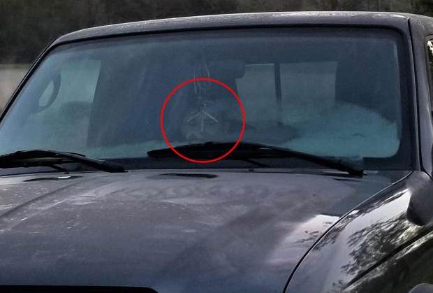 Подросток говорит, что призрак утонувшего ребенка попал на фото его машины