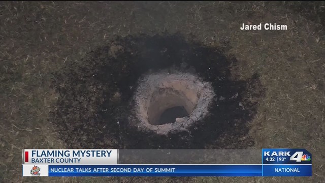 На газоне в Арканзасе обнаружили загадочную горящую дыру