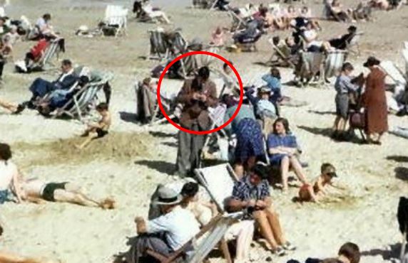 На пляжном снимке 1943 года увидели 