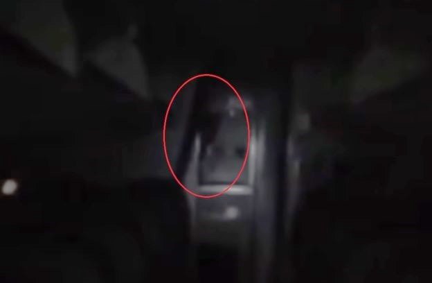 Охранника аэропорта до ужаса напугал черный призрак в салоне самолета