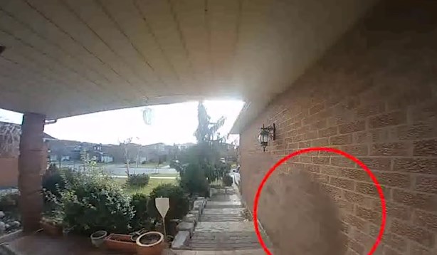 Звонивший в дверь полупрозрачный призрак попал на камеру видеонаблюдения