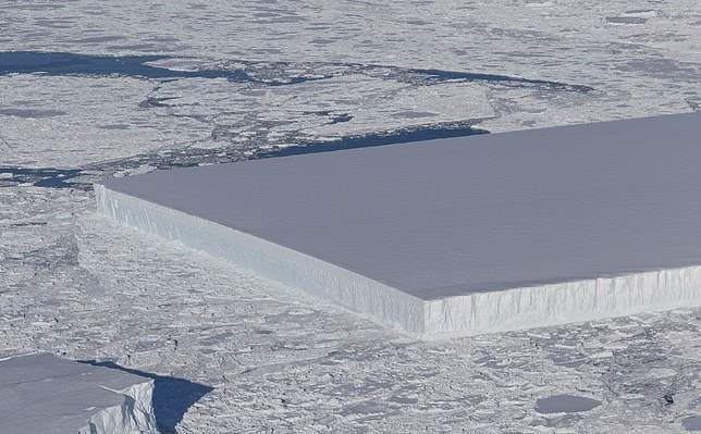На снимке NASA оказался заснят странный прямоугольный айсберг