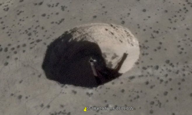 Рядом с Зоной 51 обнаружили странную дыру в земле с непонятным объектом