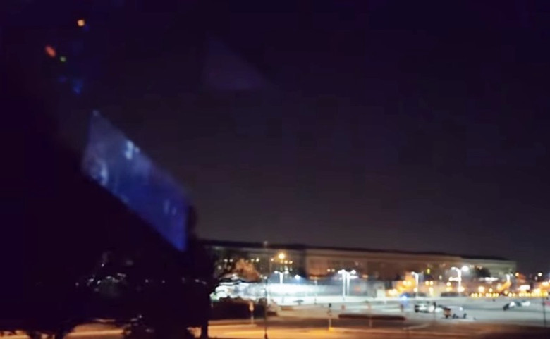 Над Пентагоном завис огромный НЛО в виде пирамиды