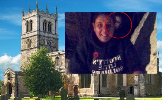 На снимке в старой церкви за спиной человека отразилось лицо призрака