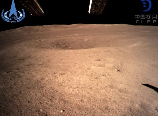 Китайский зонд показал первые снимки обратной стороны Луны. И она тоже коричневая
