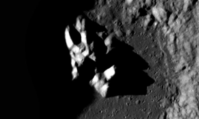 Странный объект в лунном кратере
