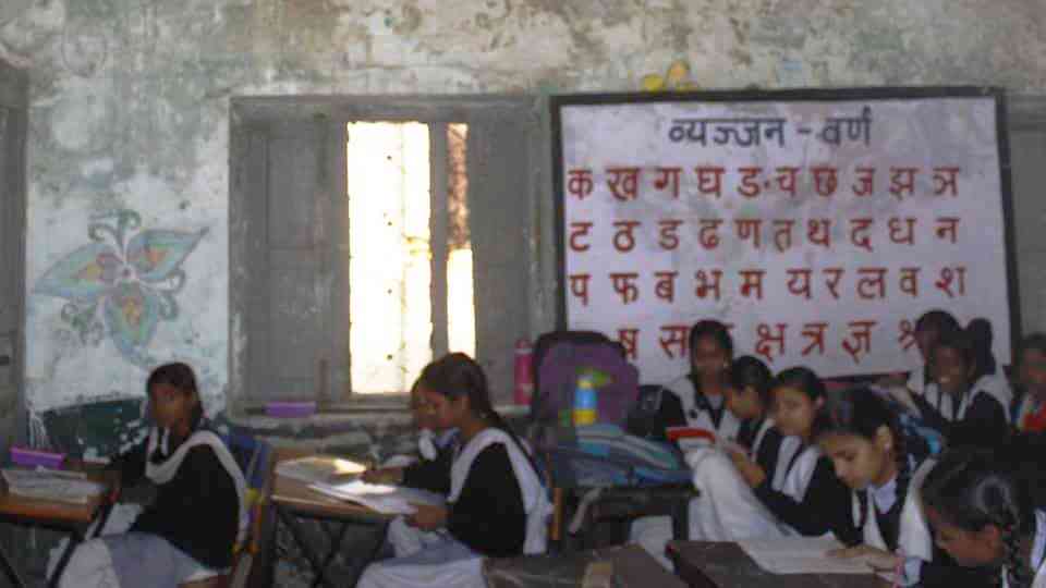 В индийской школе одержимая девушка "заразила" 13 своих подруг