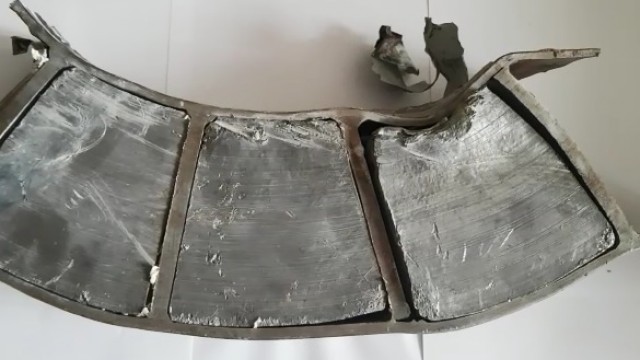 Неопознанный кусок металла влетел в румынскую пятиэтажку
