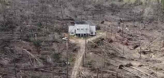 Разрушительный торнадо вырвал все деревья, но чудесным образом обошел дом
