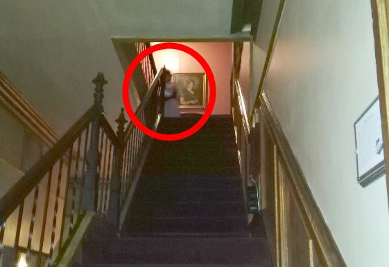 В старинном доме на лестнице сфотографировали призрак женщины
