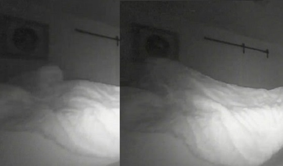 «‎Оно сидит на моей постели»: Мужчина заснял в своей спальне паранормальное явление